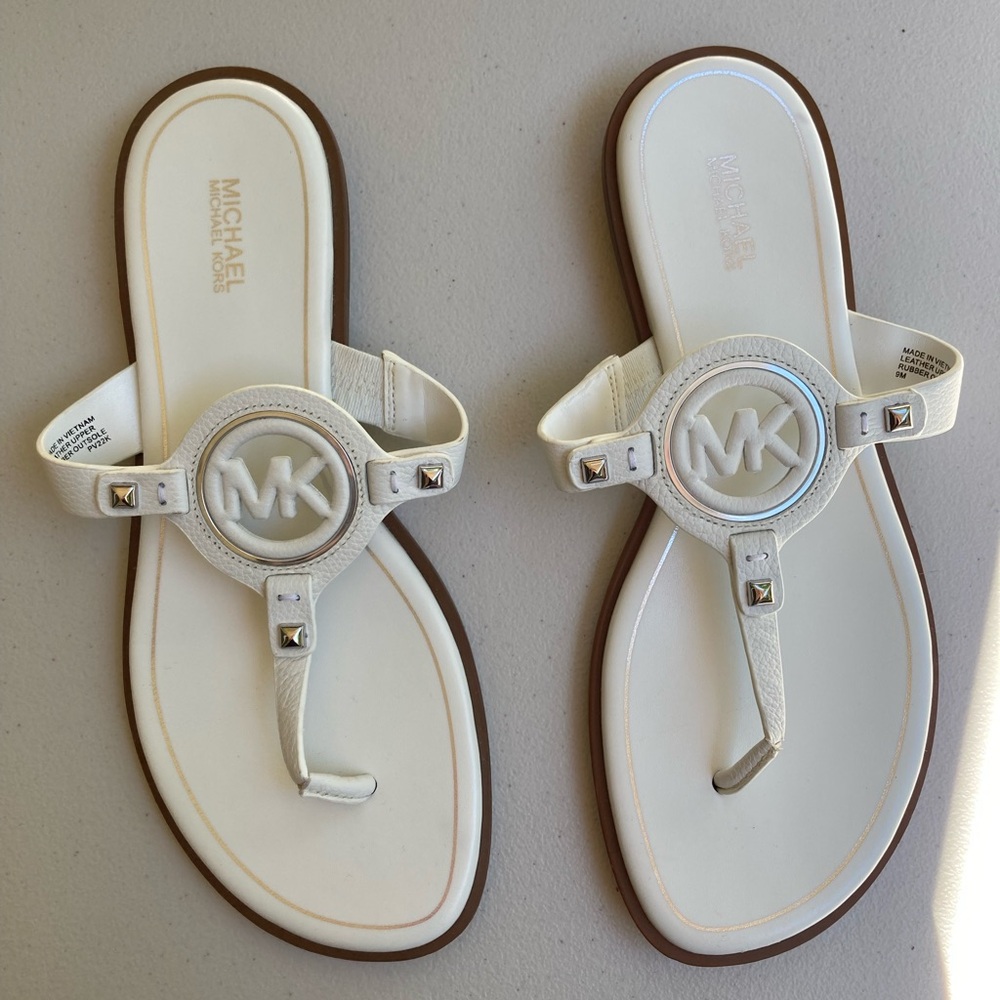 Michael Kors Optic White Leather Aubrey Cutout Thong Slides Sandals Silver Studs - Picture 6 of 15
